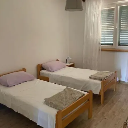 S Kuhinjom I Privatnom Terasom U Centru Daire Murter