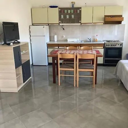 S Kuhinjom I Privatnom Terasom U Centru Daire