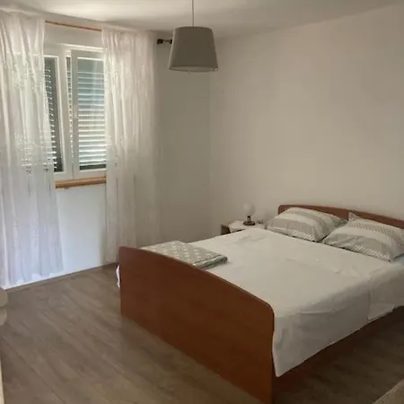 S Kuhinjom I Privatnom Terasom U Centru *